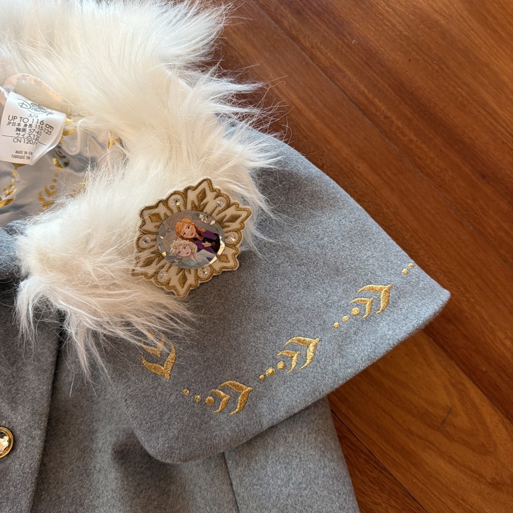 Disney Frozen Girls' Grey Elsa/Anna Cape Coat 5/6 White Faux Fur Collar Buttons - Picture 3 of 6